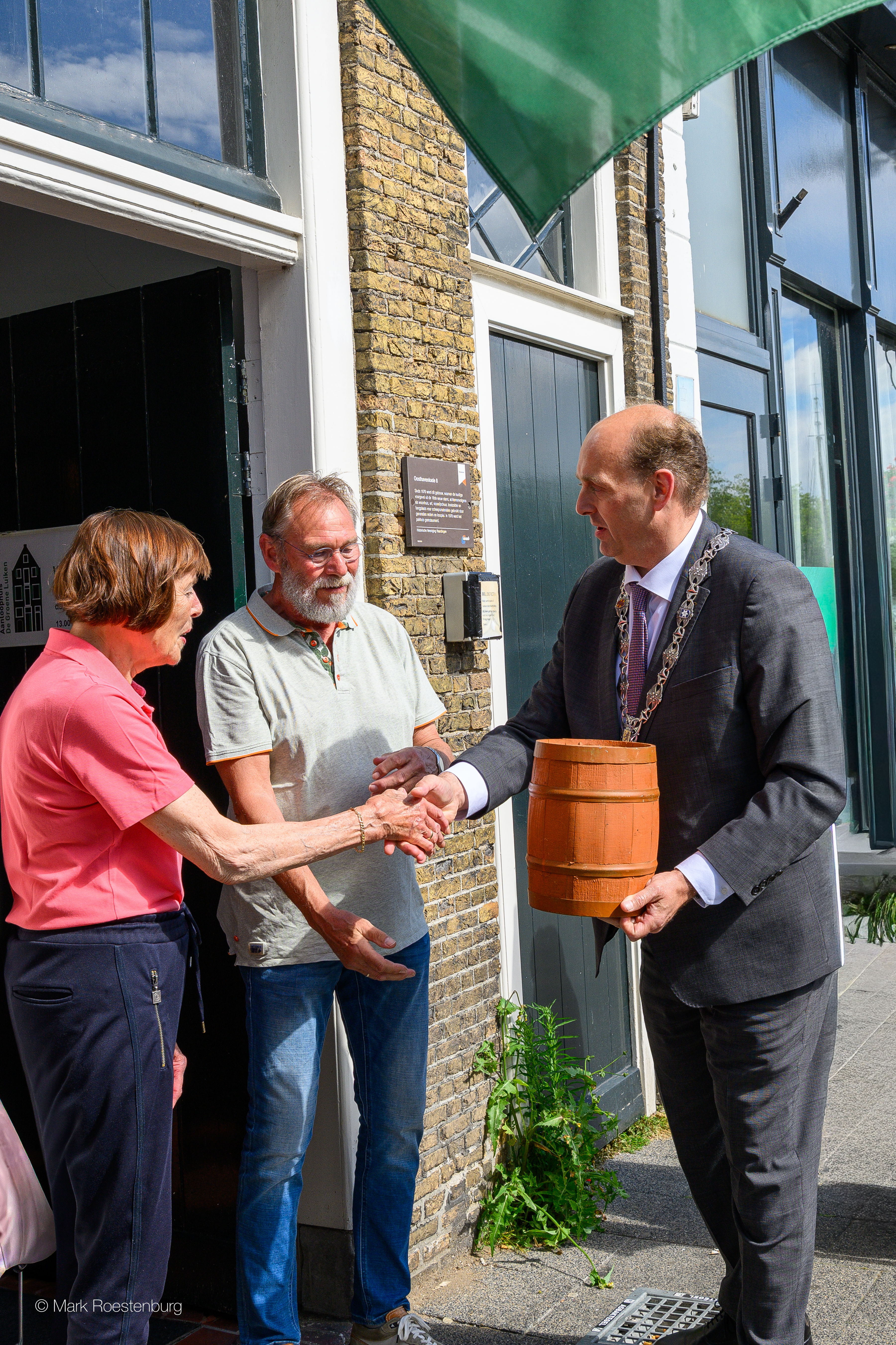 Eerste vaatje Hollandse Nieuwe warm onthaald bij De Groene Luiken
